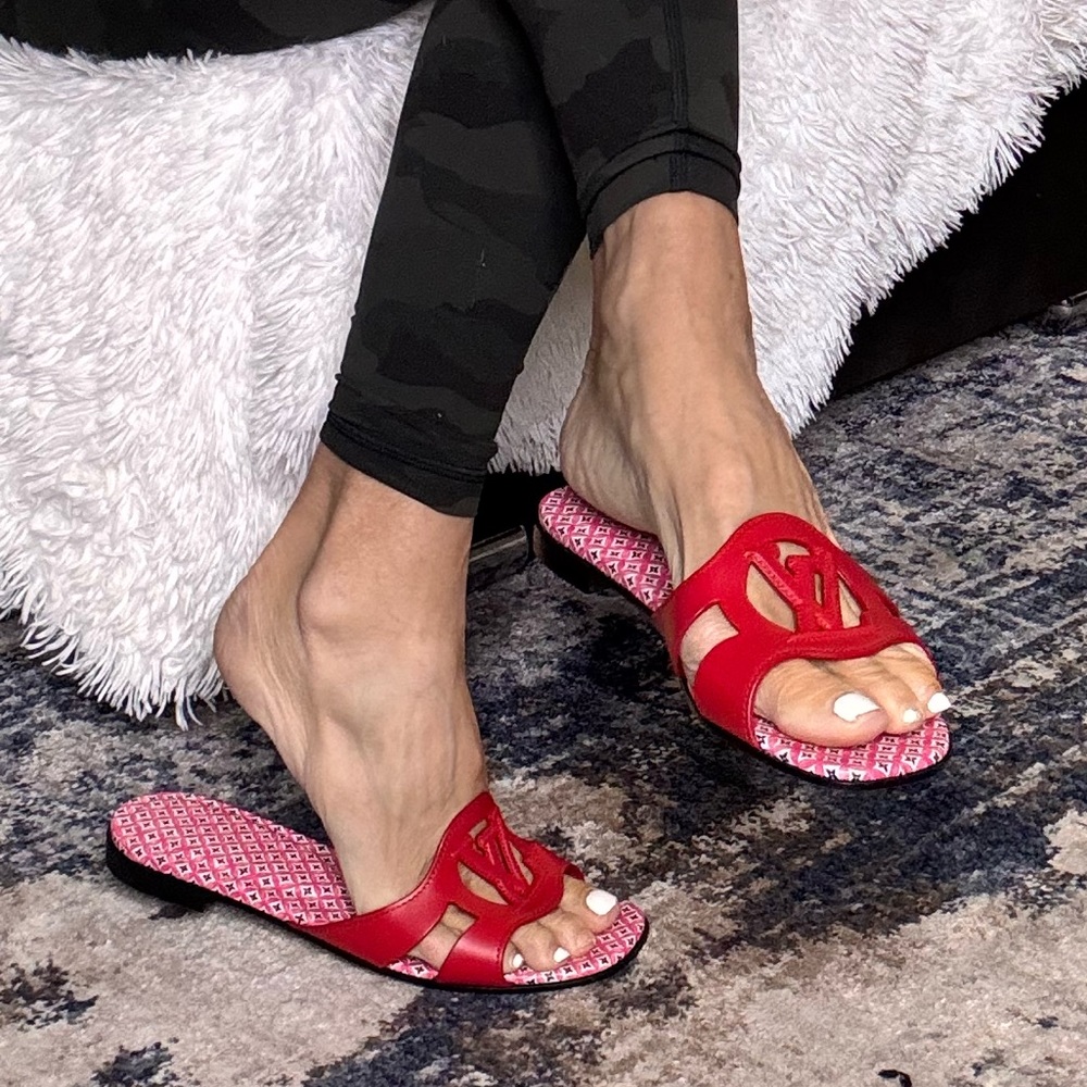 NEVER WORN “ISOLA” AUTHENTIC LV 2023MULE Louis Vuitton Flat Mule CERISE 390